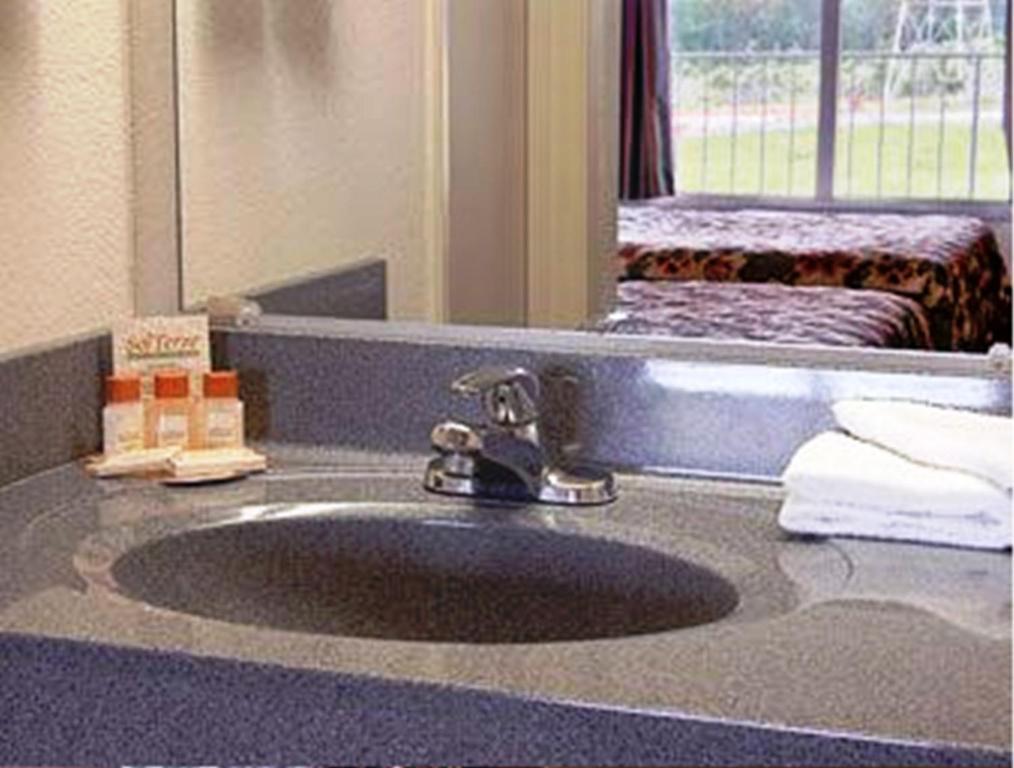 Rodeway Inn كونكورد الغرفة الصورة